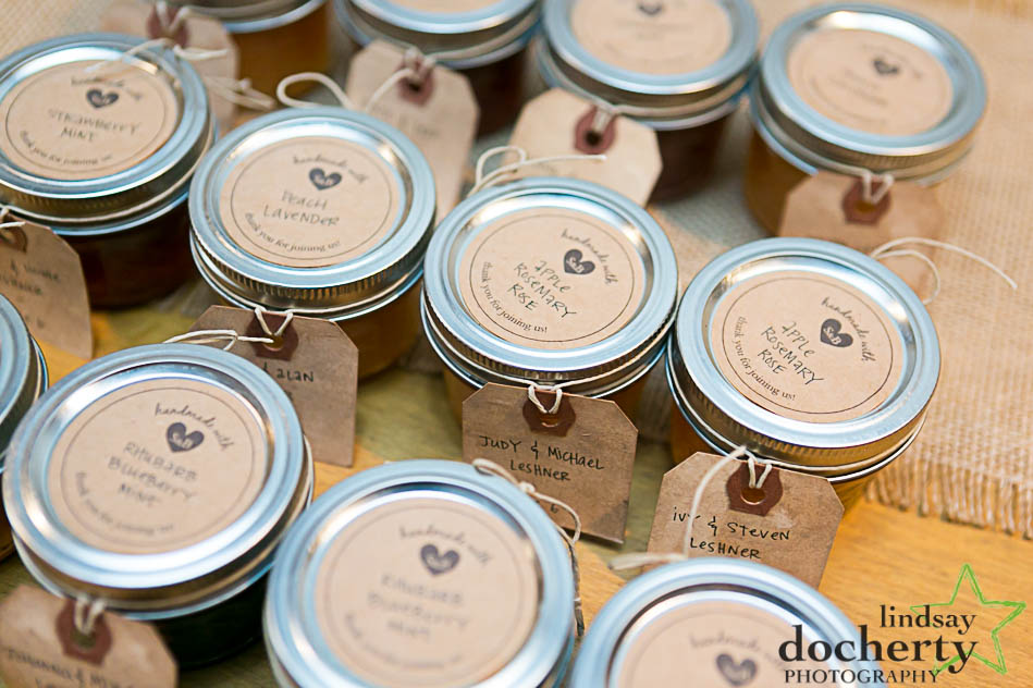 homemeade jam favors at wedding